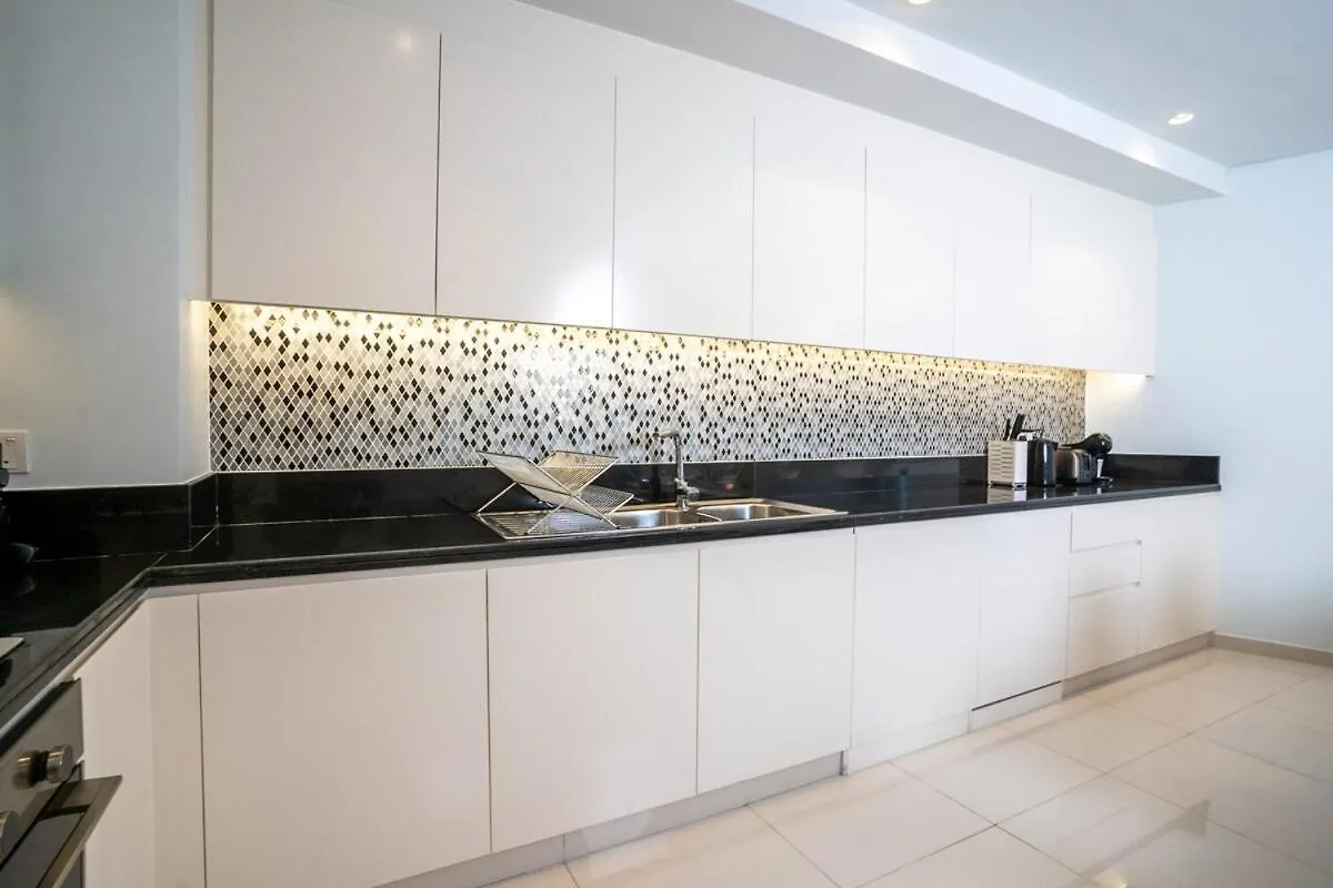 Infinity Edge Pool, Sea Views Apartment Dubai