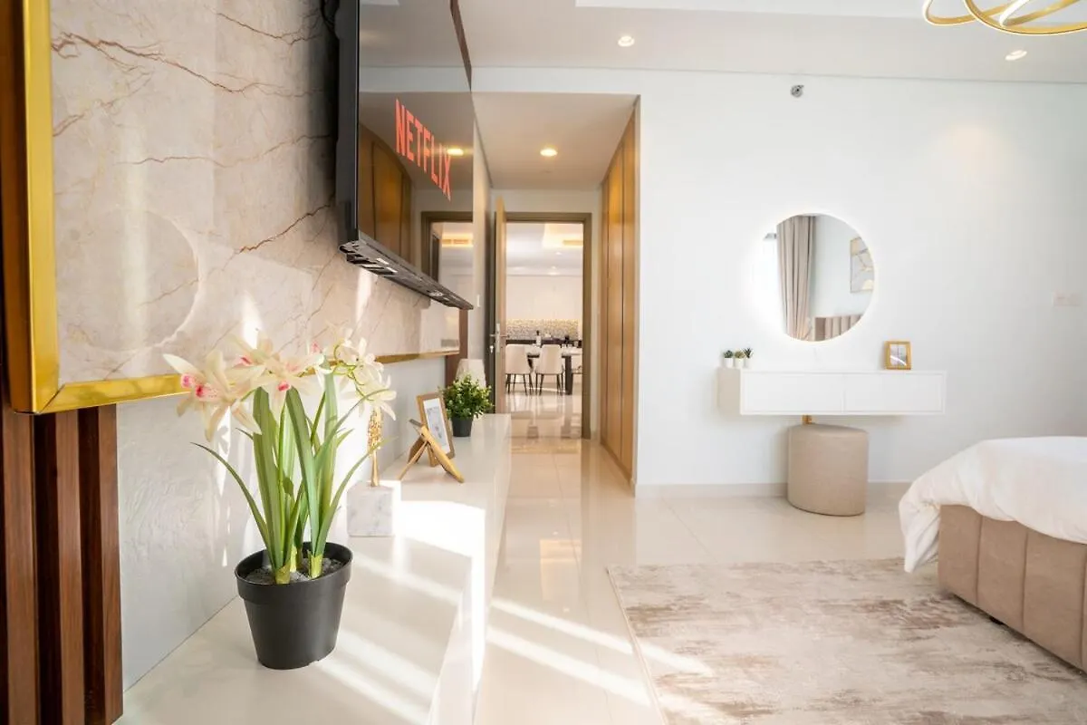 Infinity Edge Pool, Sea Views Apartment Dubai