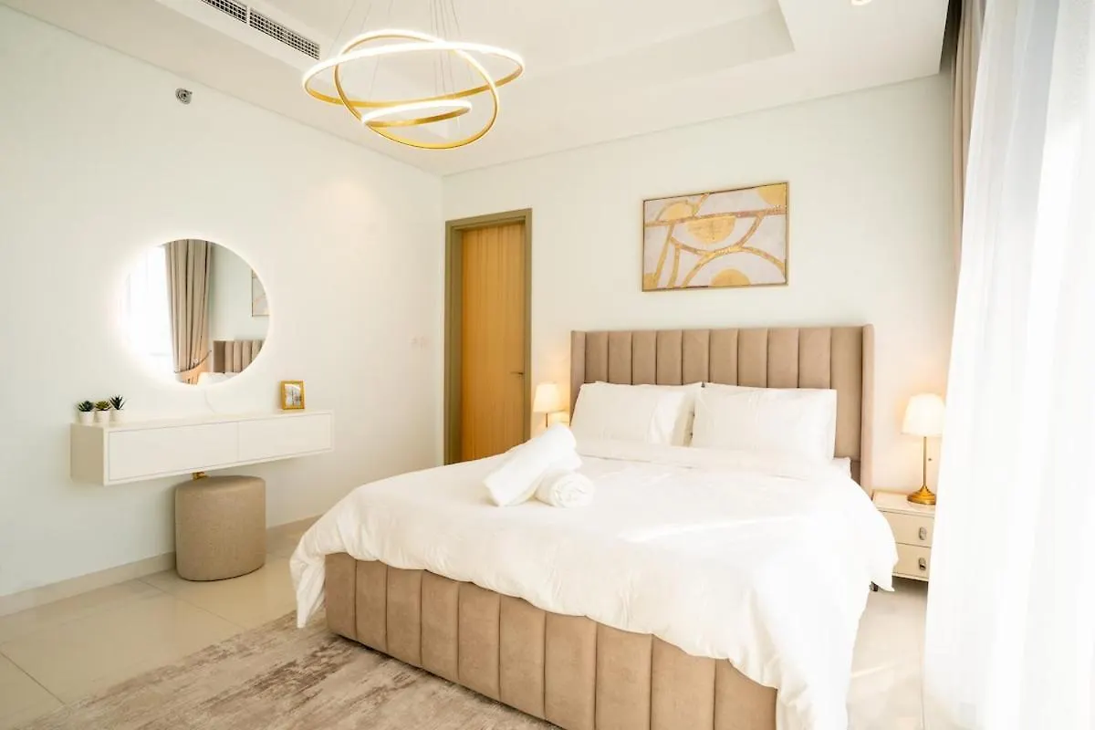 Infinity Edge Pool, Sea Views Apartment Dubai